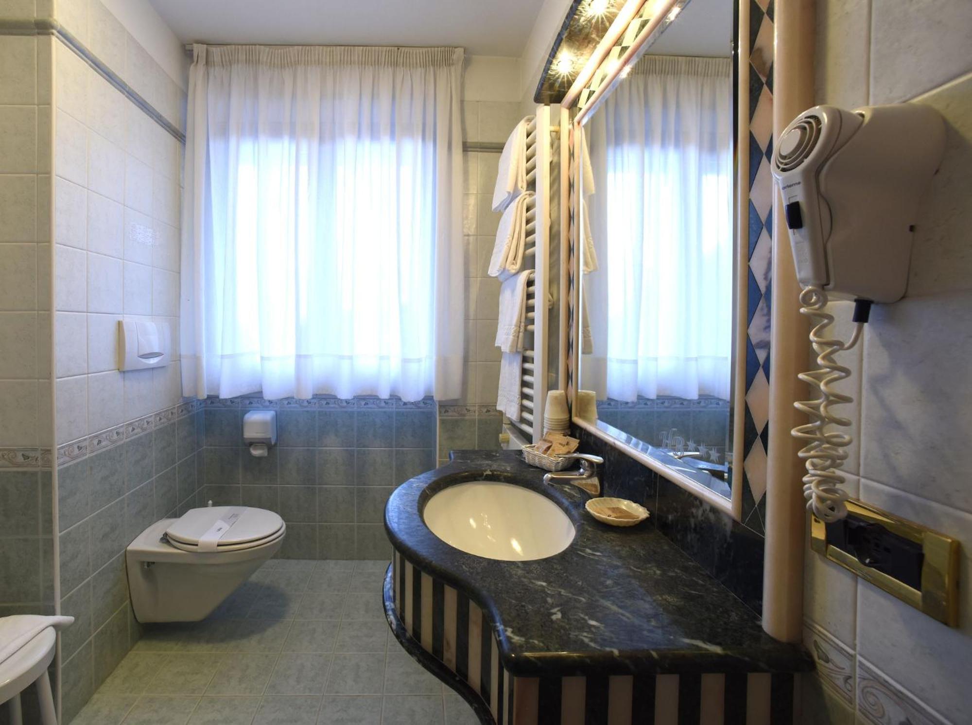 Single Room Balcony,109661469:JPEG